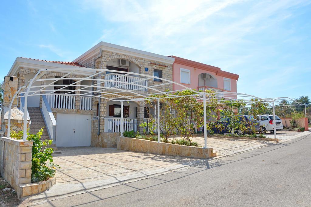 Apartments Sandra Vir Luaran gambar