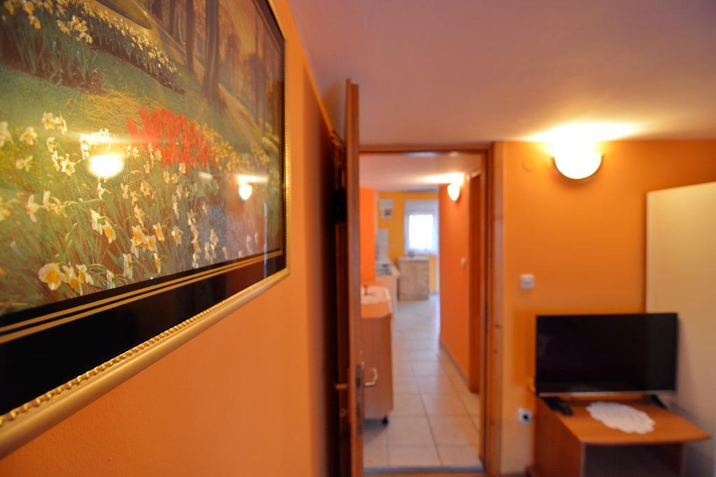 Apartments Sandra Vir Luaran gambar