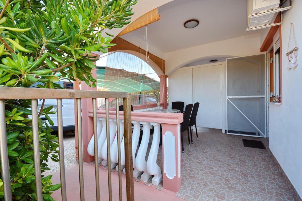 Apartments Sandra Vir Luaran gambar